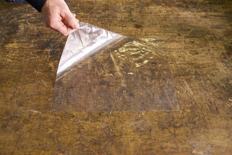 Afbeelding met persoon, grond, vloer, snijdenDoor AI gegenereerde inhoud is mogelijk onjuist.