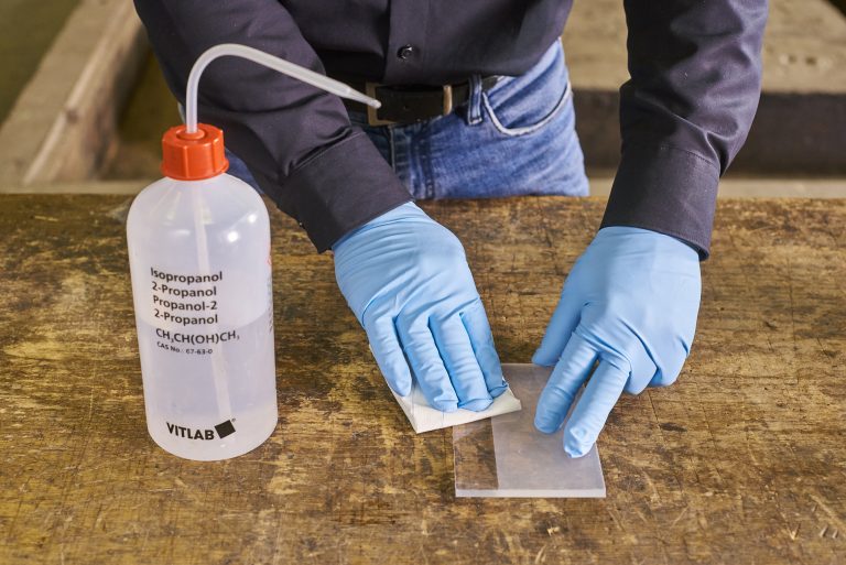 Afbeelding met persoon, Plastic fles, fles, LaboratoriumapparatuurDoor AI gegenereerde inhoud is mogelijk onjuist.