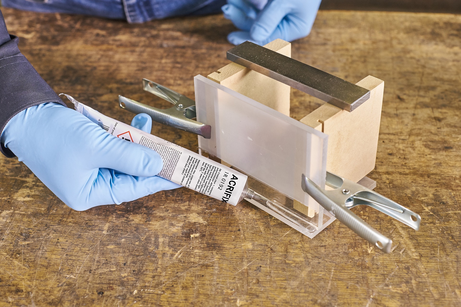 Afbeelding met gereedschap, persoon, overdekt, vloerDoor AI gegenereerde inhoud is mogelijk onjuist.