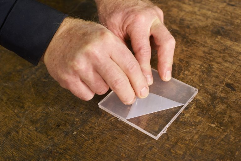 Afbeelding met persoon, nagel, vloer, vingerDoor AI gegenereerde inhoud is mogelijk onjuist.