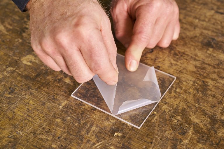 Afbeelding met persoon, nagel, vloer, snijdenDoor AI gegenereerde inhoud is mogelijk onjuist.