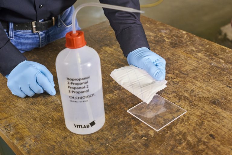 Afbeelding met persoon, Plastic fles, fles, LaboratoriumapparatuurDoor AI gegenereerde inhoud is mogelijk onjuist.