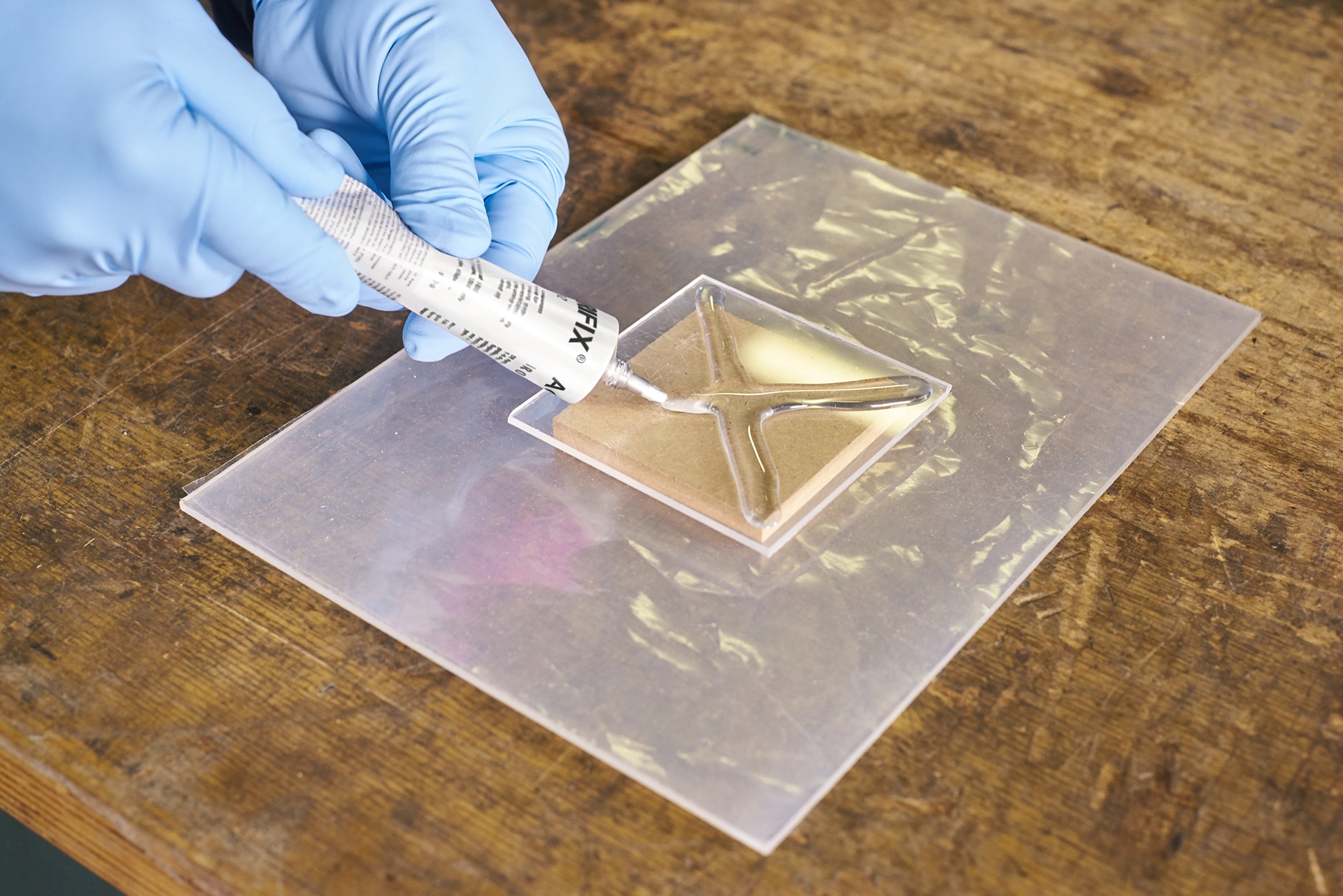 Afbeelding met persoon, gereedschap, tafel, snijdenDoor AI gegenereerde inhoud is mogelijk onjuist.