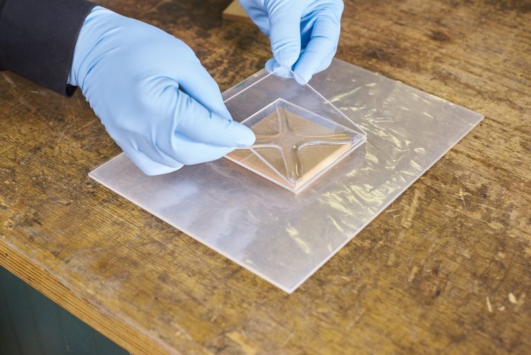 Afbeelding met persoon, tafel, snijden, overdektDoor AI gegenereerde inhoud is mogelijk onjuist.