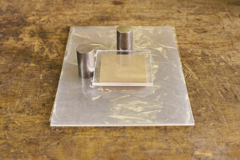 Afbeelding met parfum, overdekt, grond, vloerDoor AI gegenereerde inhoud is mogelijk onjuist.